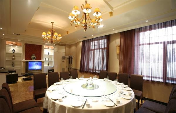 【酒店包廂】優(yōu)質(zhì)鋼材仿古銅色一級(jí)布藝燈罩吊燈